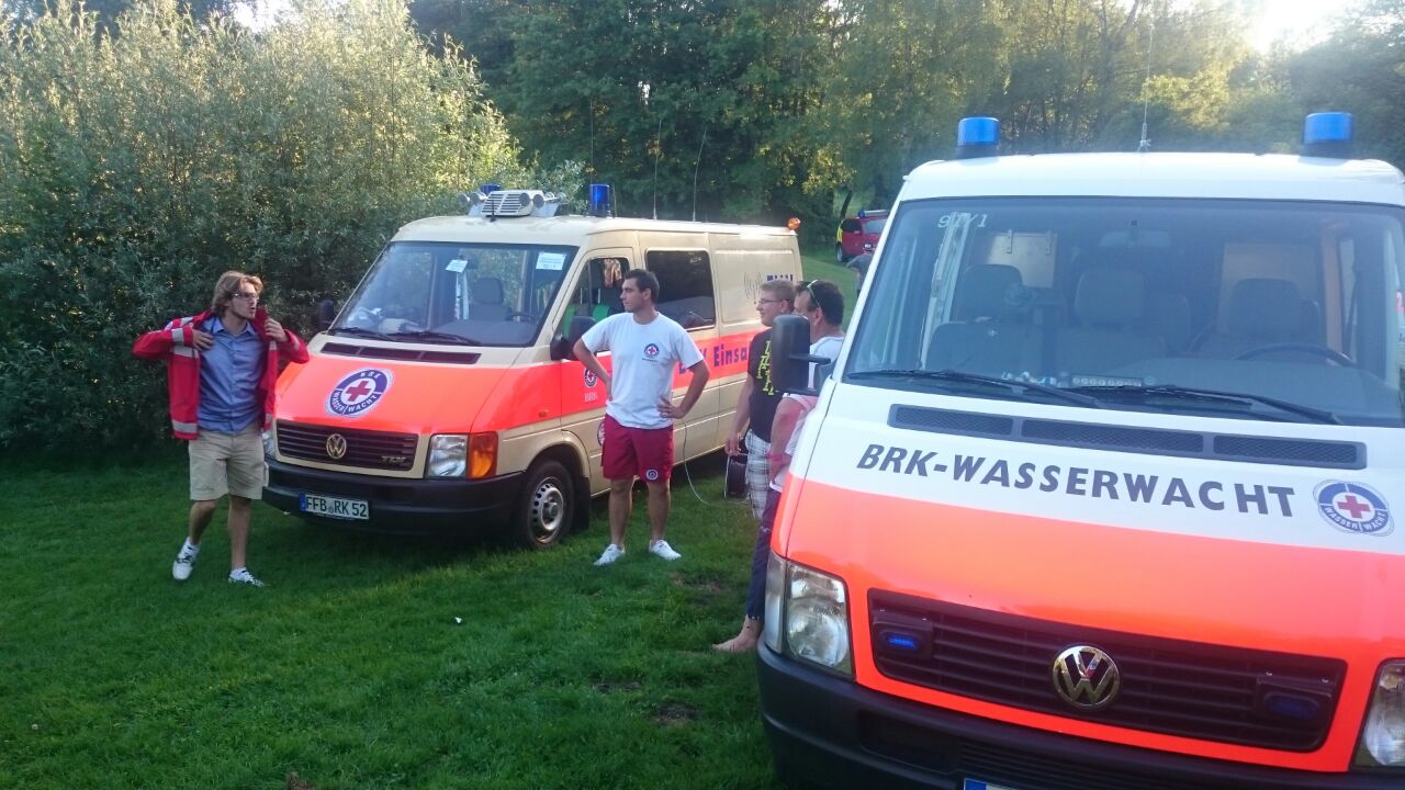 Einsatzleitwagen und SEG-Fahrzeug Fürstenfeldbruck mit einigen Helfern