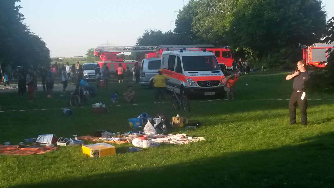 Einsatzfahrzeug von Feuerwehr und Wasserwacht